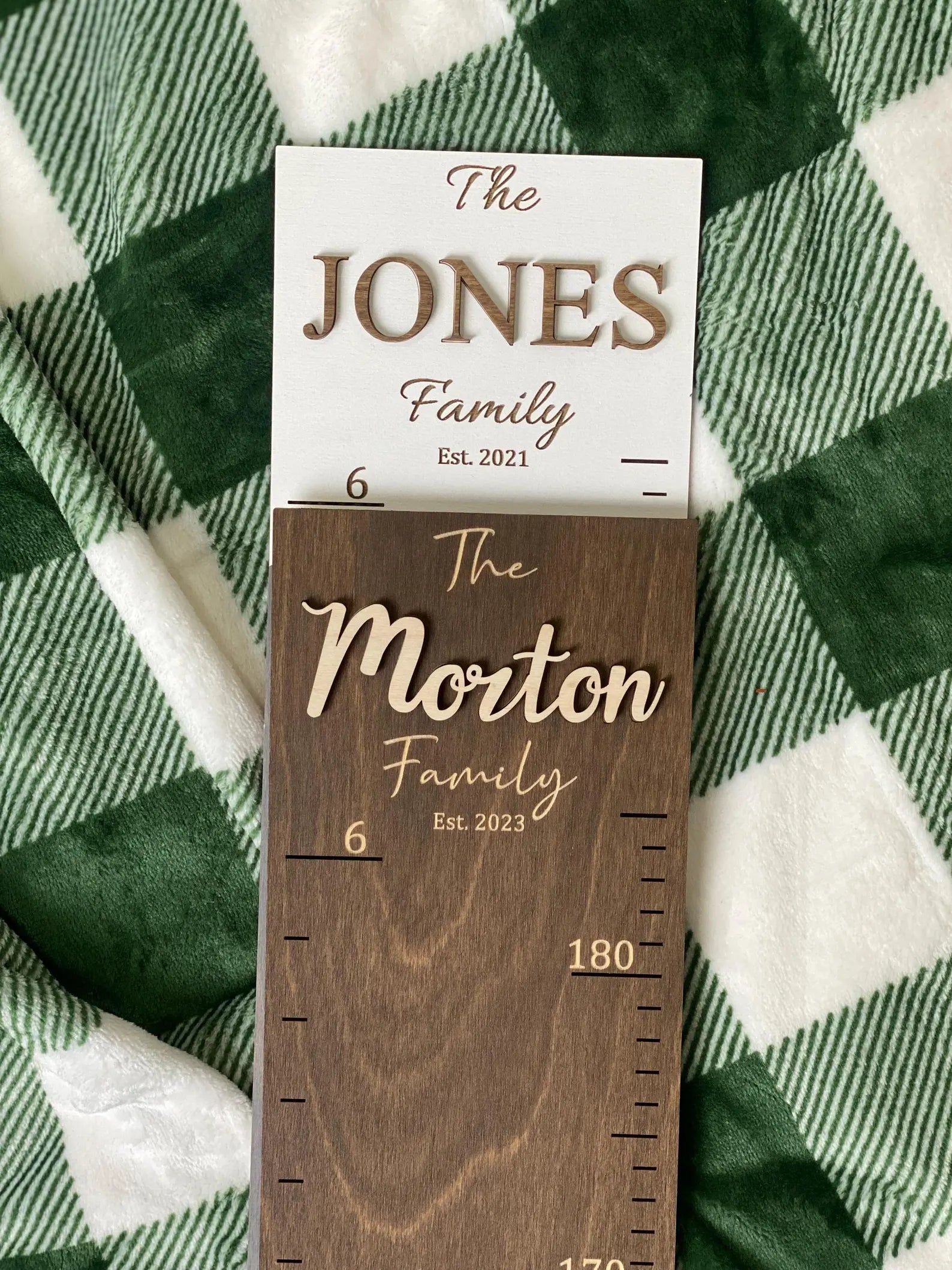 パーソナライズされた家族の子供の身長定規は壁に掛けることができます