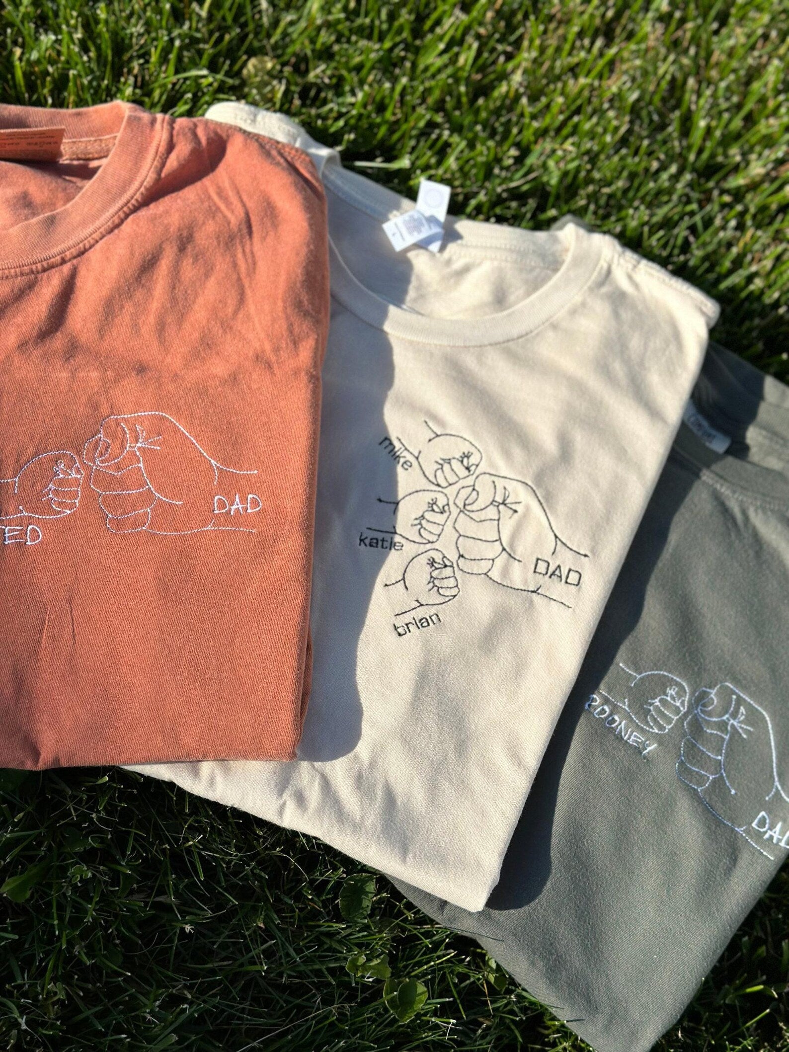 子供たちの名前入り パパ用のカスタム刺繍「フィストバンプシャツ」