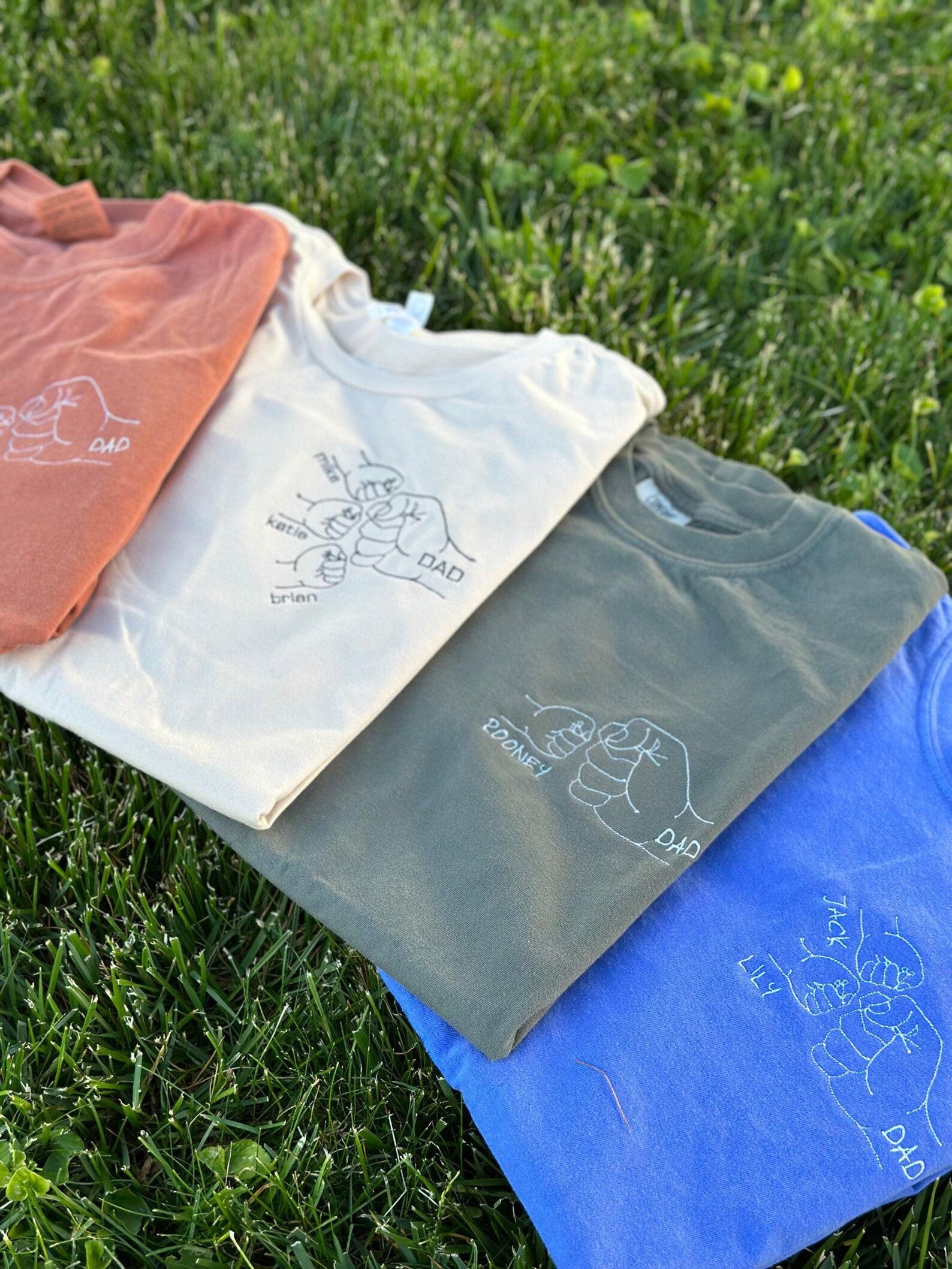 子供たちの名前入り パパ用のカスタム刺繍「フィストバンプシャツ」