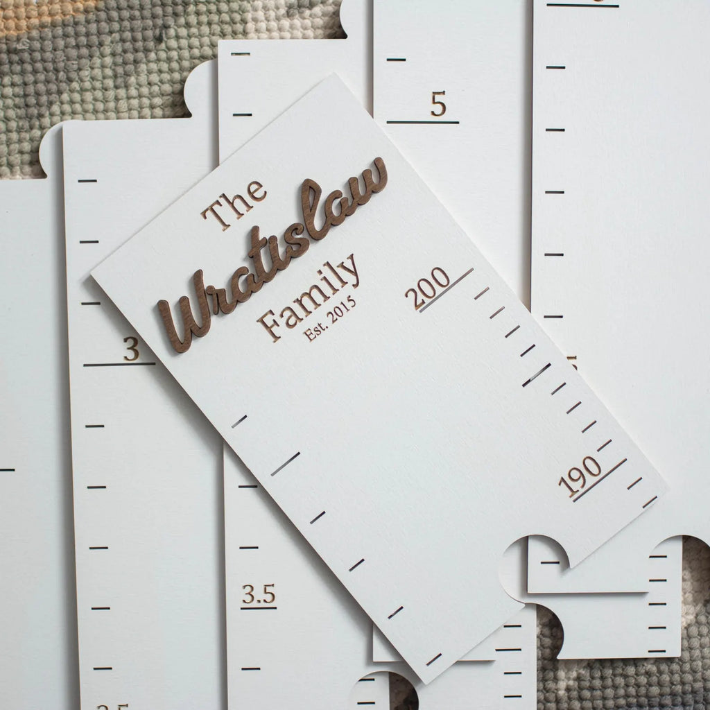 パーソナライズされた家族の子供の身長定規は壁に掛けることができます