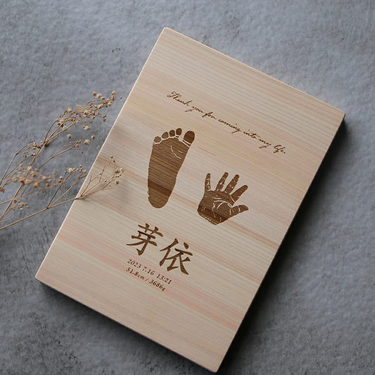 【木製名前札】手形 足型 メッセージ入 檜の命名書 Name shield 盾型 命名札
